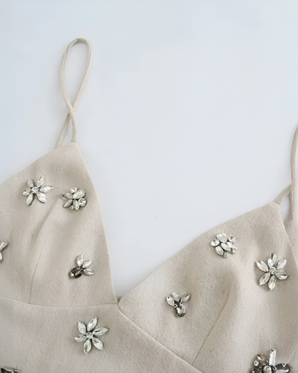 Vestido Curto em Linho com Flores de Strass