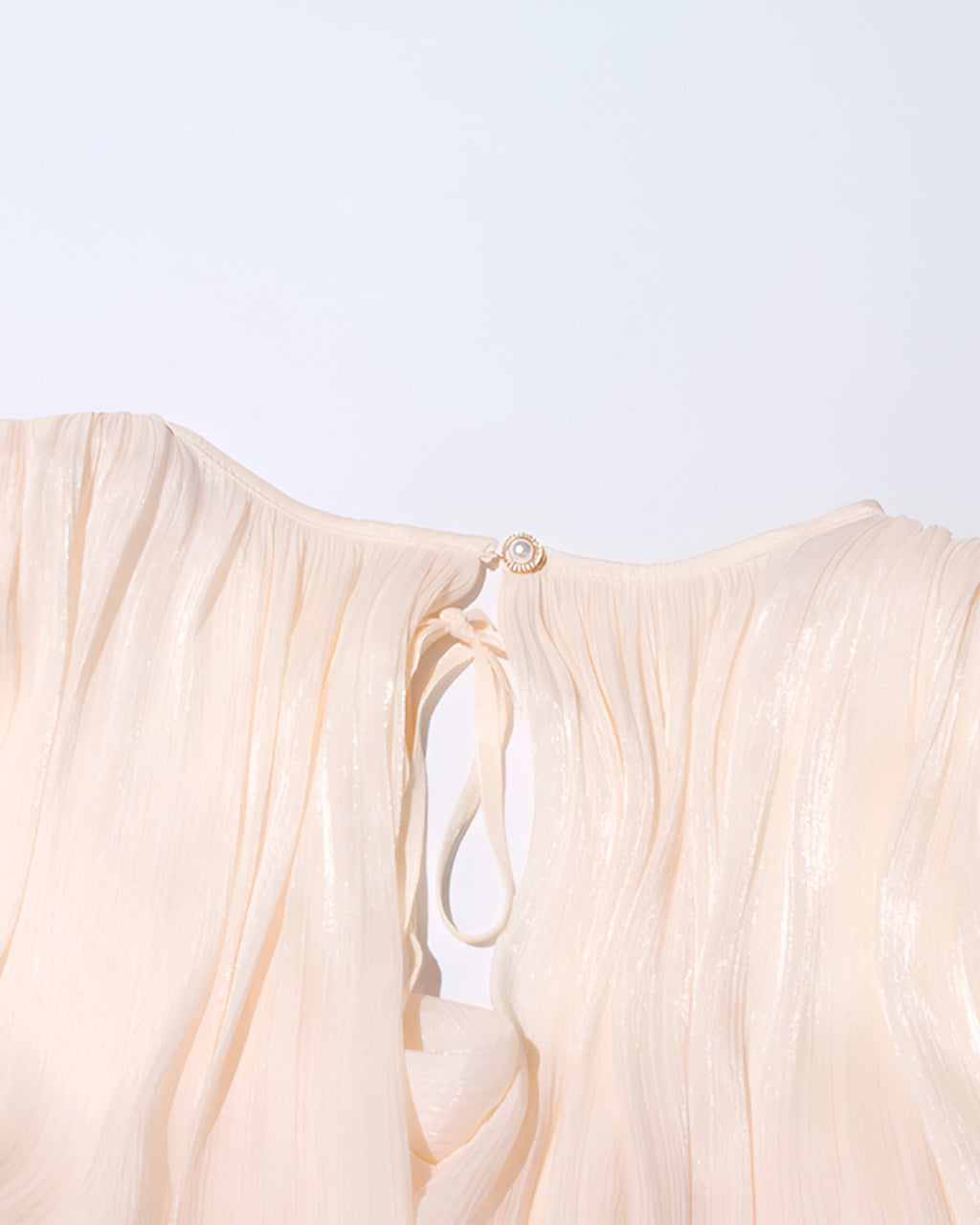 Vestido Curto Acetinado com Mangas Longas
