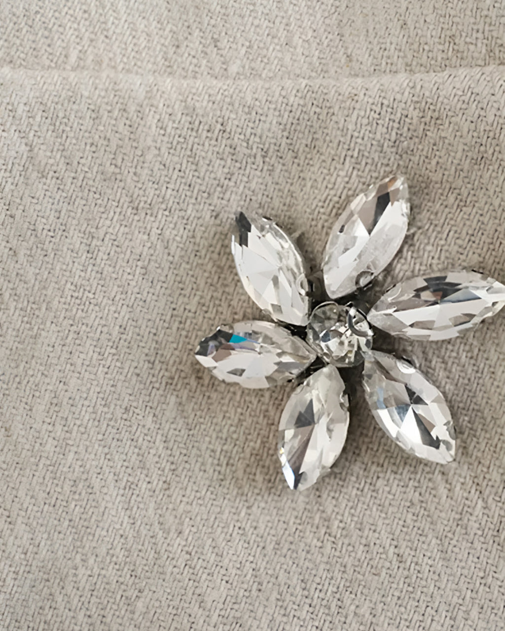 Vestido Curto em Linho com Flores de Strass