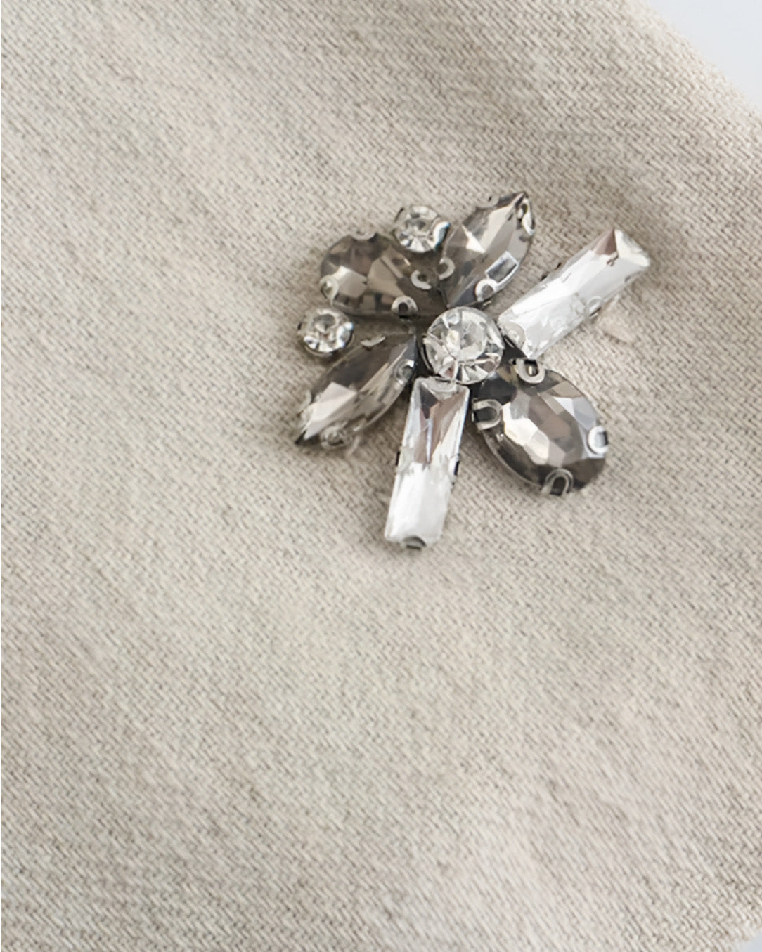 Vestido Curto em Linho com Flores de Strass