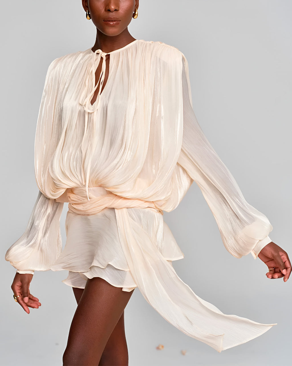 Vestido Curto Acetinado com Mangas Longas