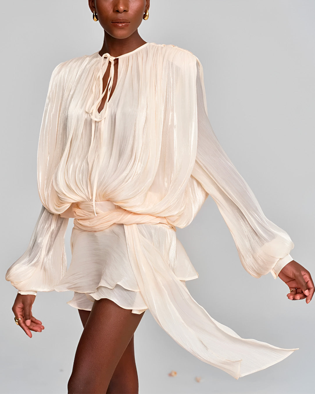 Vestido Curto Acetinado com Mangas Longas