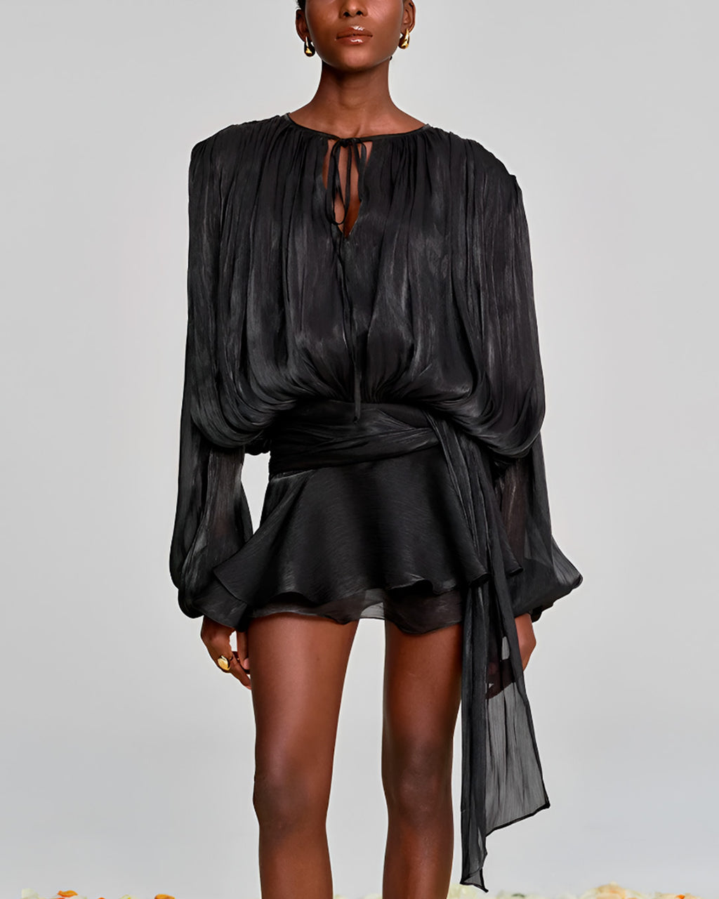 Vestido Curto Acetinado com Mangas Longas