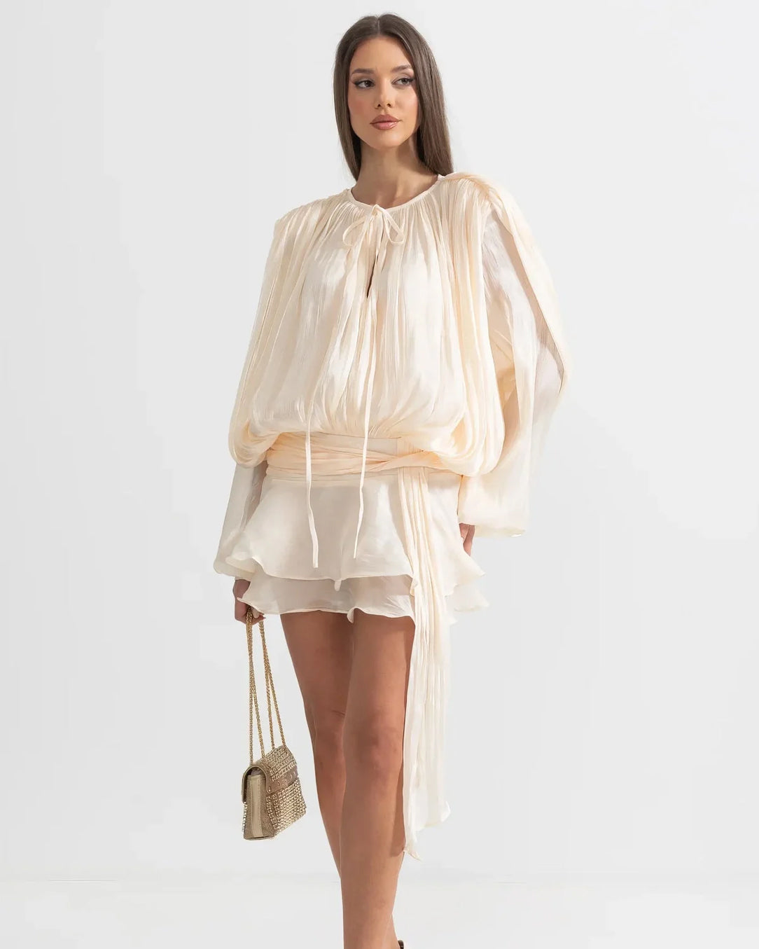 Vestido Curto Acetinado com Mangas Longas