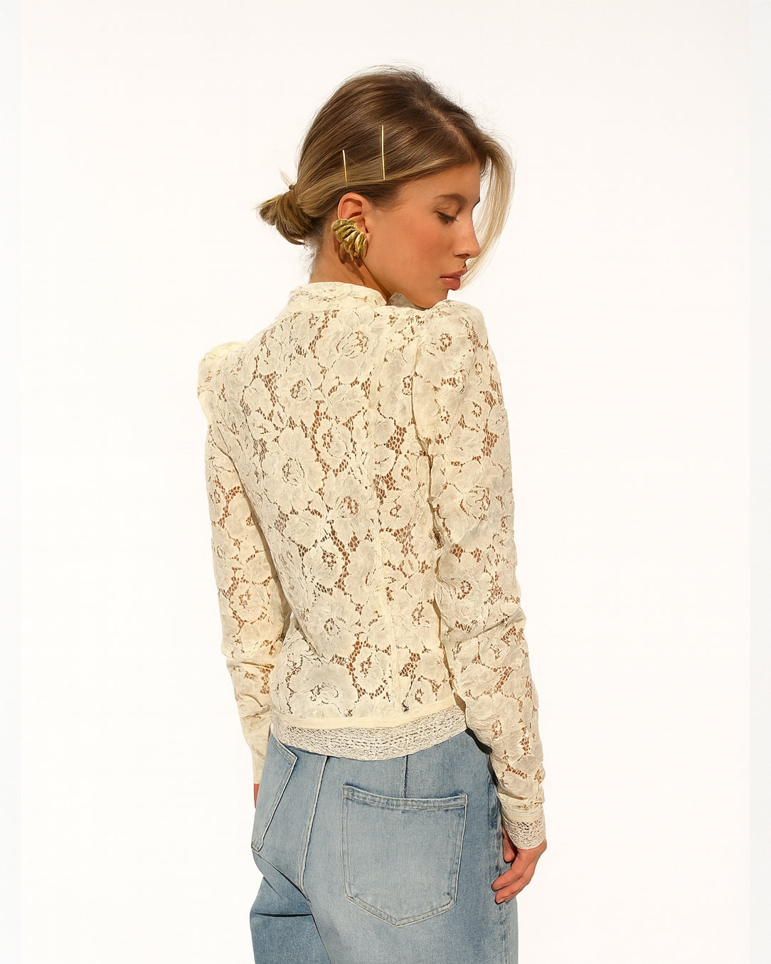 Blusa de Renda com Fecho de Laços