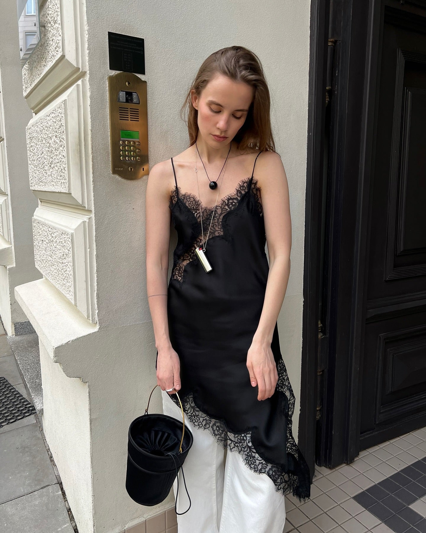 Vestido Slip de Cetim Assimétrico com Renda