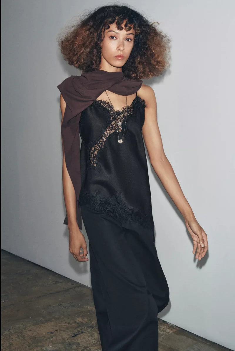 Regata Acetinada Assimétrica Renda