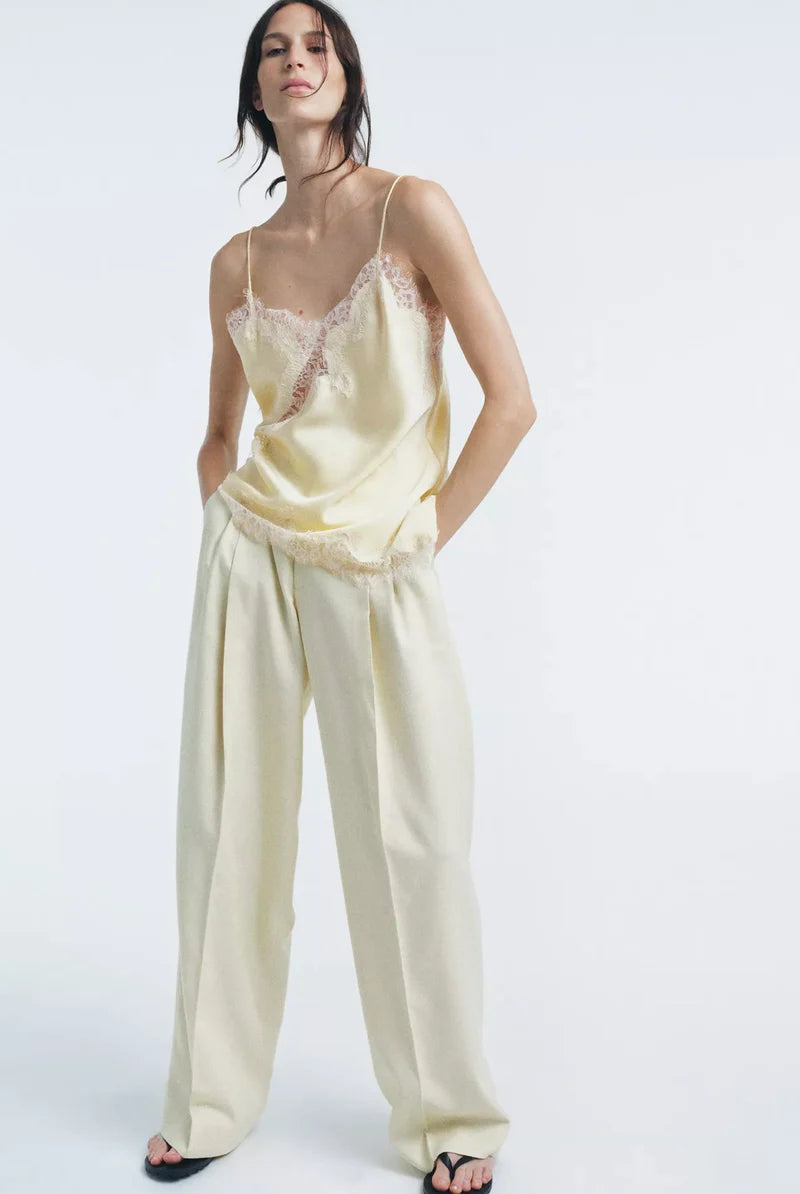 Regata Acetinada Assimétrica Renda