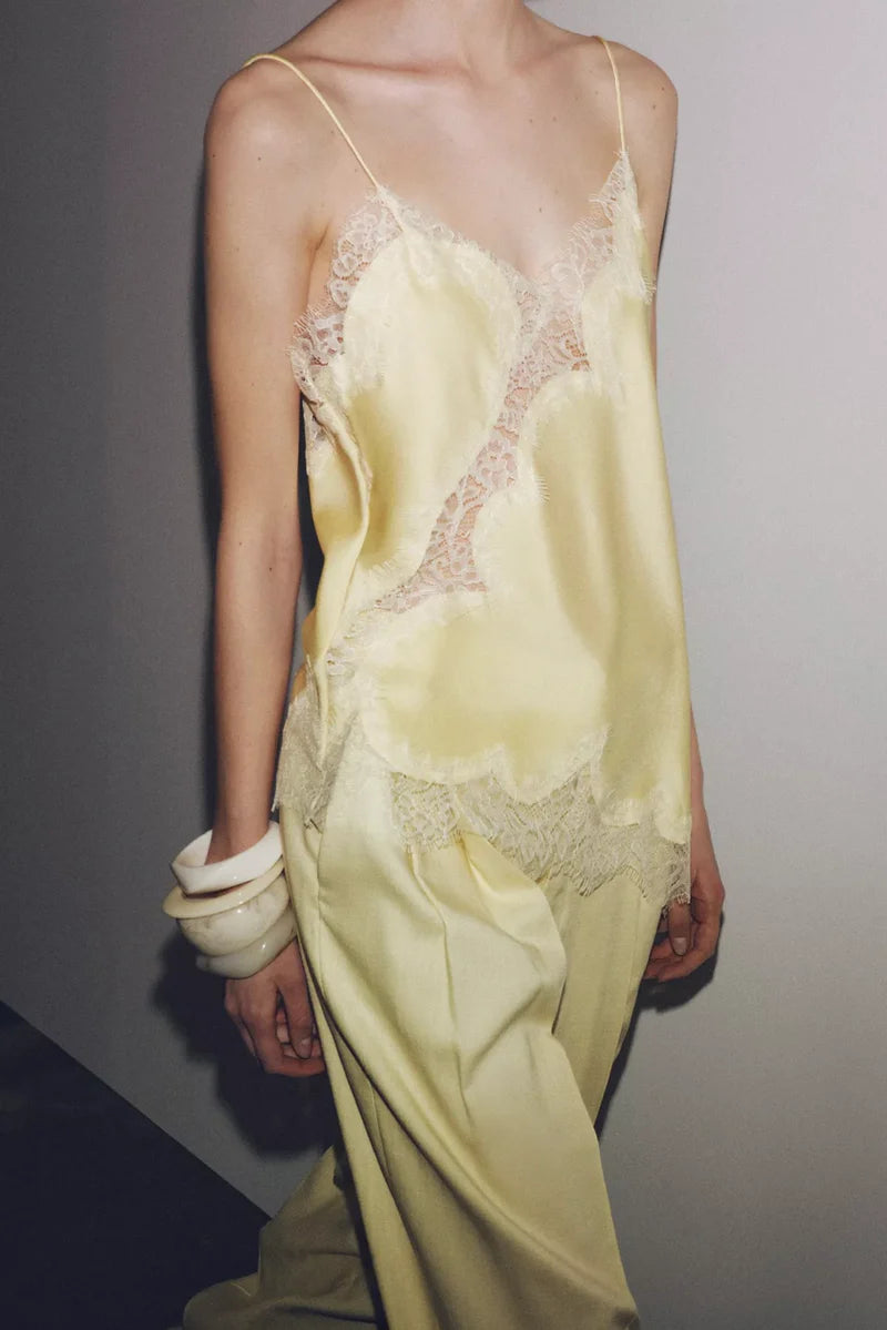 Regata Acetinada Assimétrica Renda