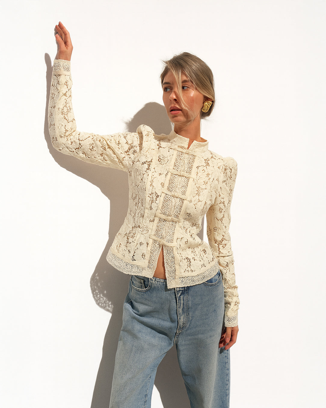 Blusa de Renda com Fecho de Laços