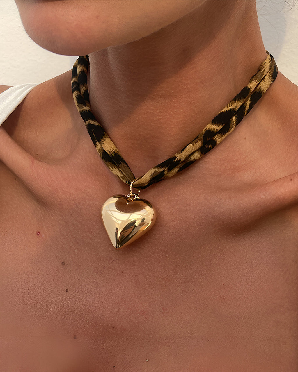 Choker Animal Print com Pingente Coração