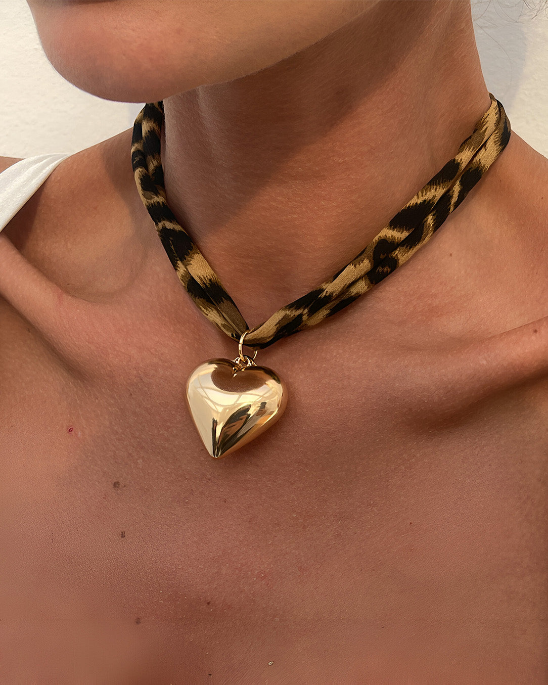 Choker Animal Print com Pingente Coração